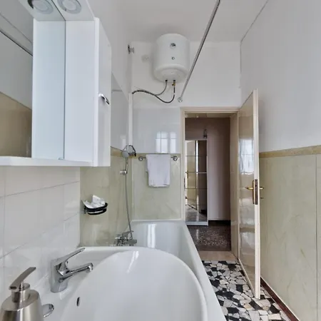 2 Bedroom Mestre Train Station Апартаменты