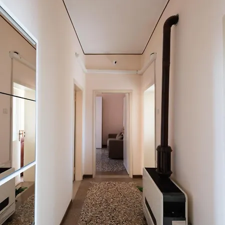 Апартаменты 2 Bedroom Mestre Train Station