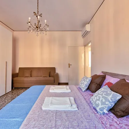 Апартаменты 2 Bedroom Mestre Train Station *