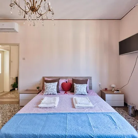 Апартаменты 2 Bedroom Mestre Train Station