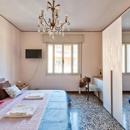 2 Bedroom Mestre Train Station 아파트 베니스