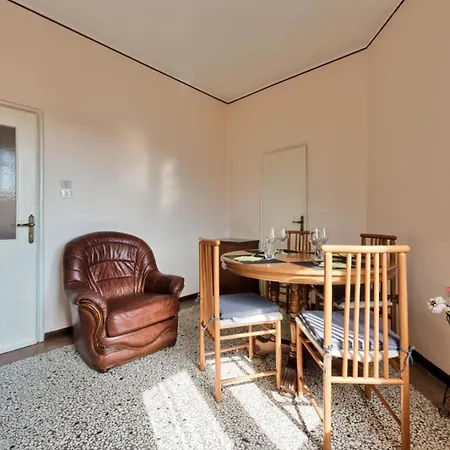 2 Bedroom Train Station *